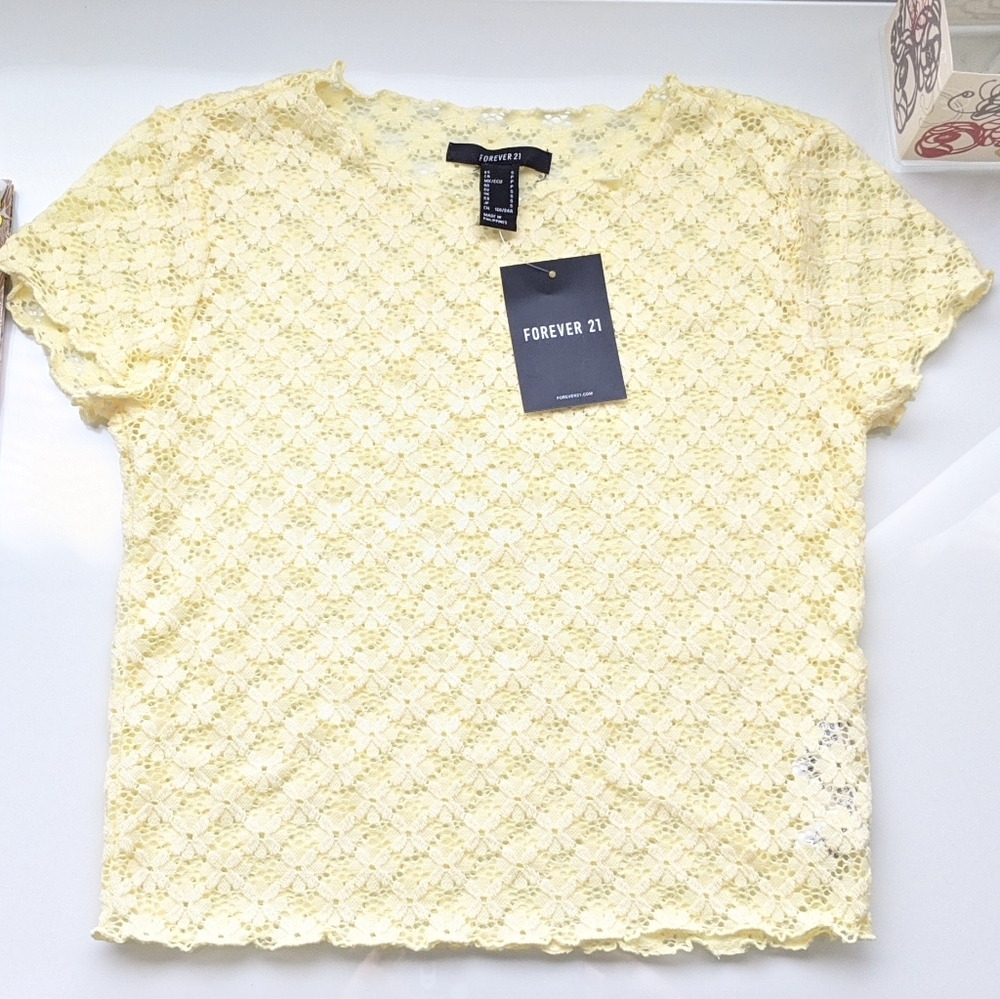 Donating Soon!! Forever 21 Floral Lace Crop Top 🌻